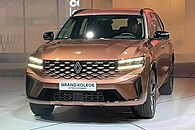 2024_Renault_Grand_Koleos_E-Tech_Hybrid_Iconic_front_view