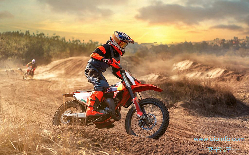 OIOInfo_That_Dirt_Bikes_Vs_Motorcycles_Body_C_1007_2024